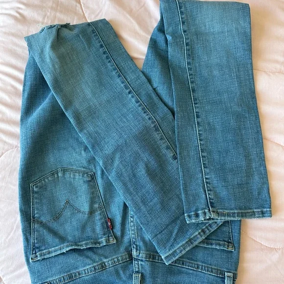 Levi's High Rise Blue Jeans Classic Style - Picture 3 of 3